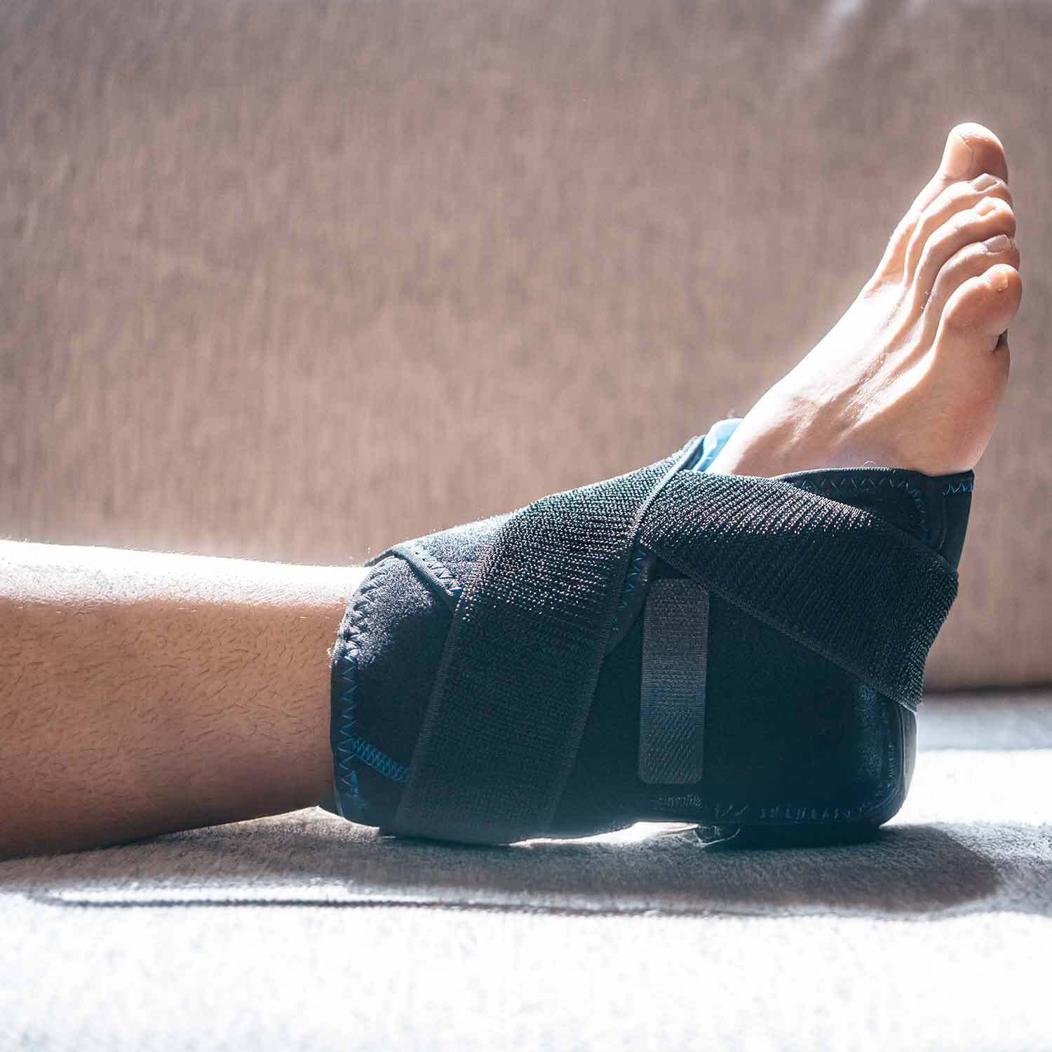 Saniflex ChillWrap Fußbandage on a foot, showcasing its supportive and adjustable design for ankle comfort.