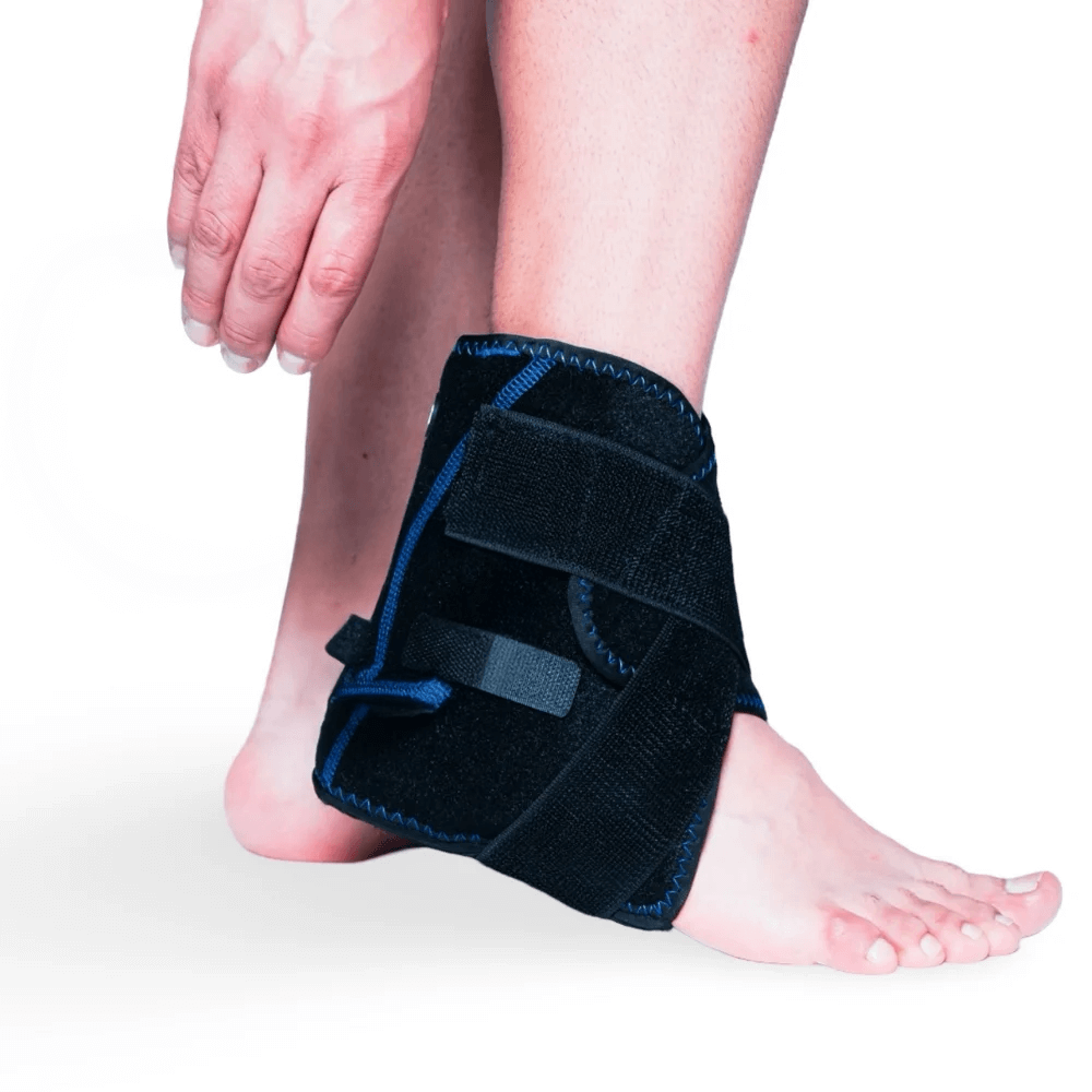 Saniflex ChillWrap Fußbandage providing support to an ankle, featuring adjustable straps and a sleek design.