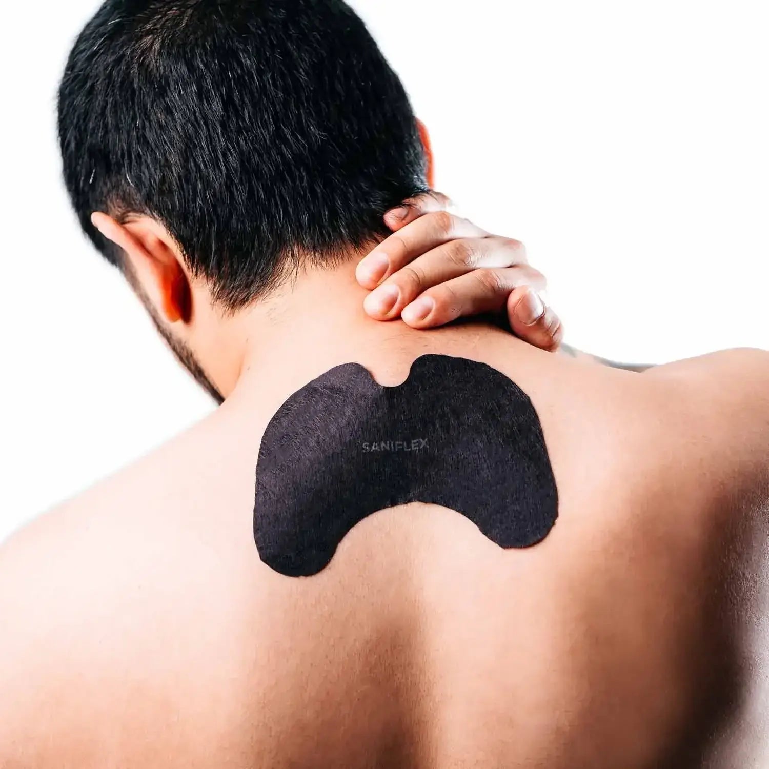 SaniFlex Schmerzpflaster applied on a man's back, providing targeted pain relief and comfort.