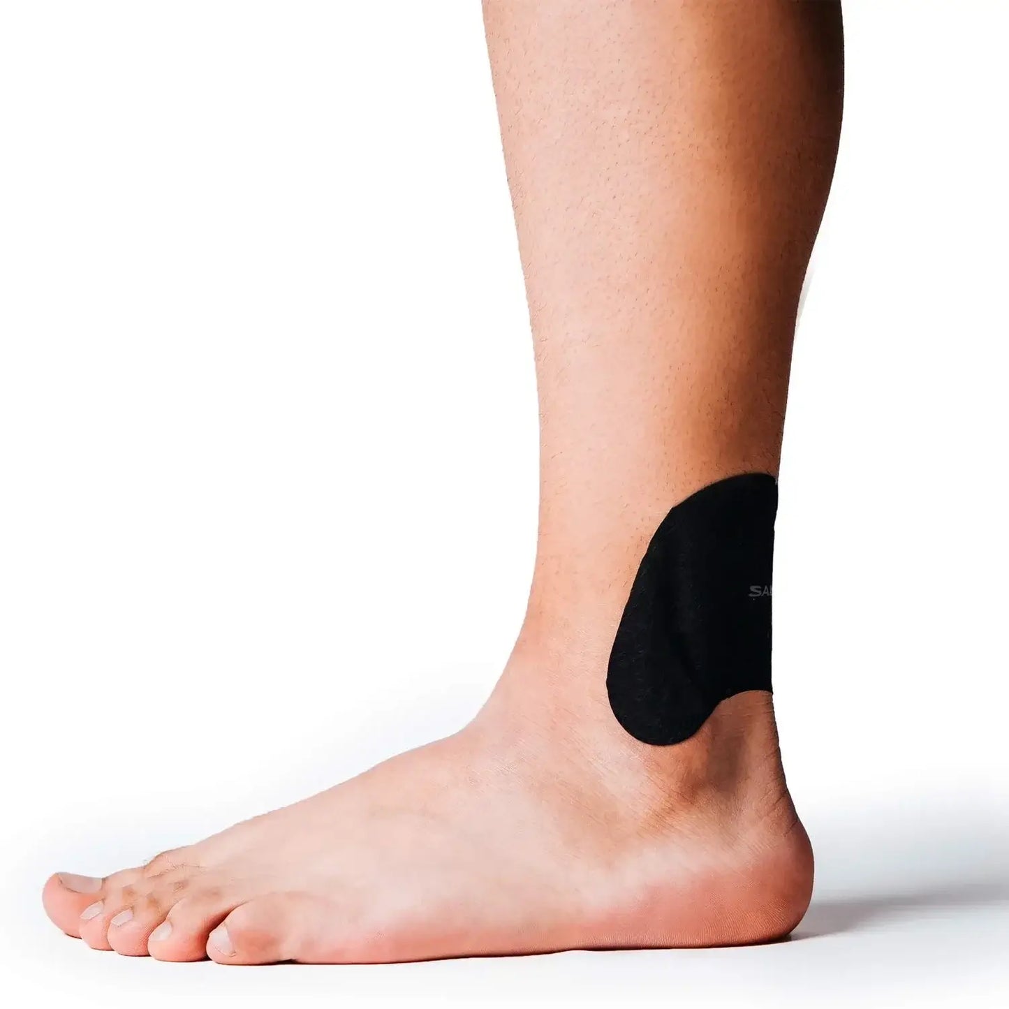 SaniFlex Schmerzpflaster applied to ankle for pain relief, showcasing its sleek black design on bare skin.