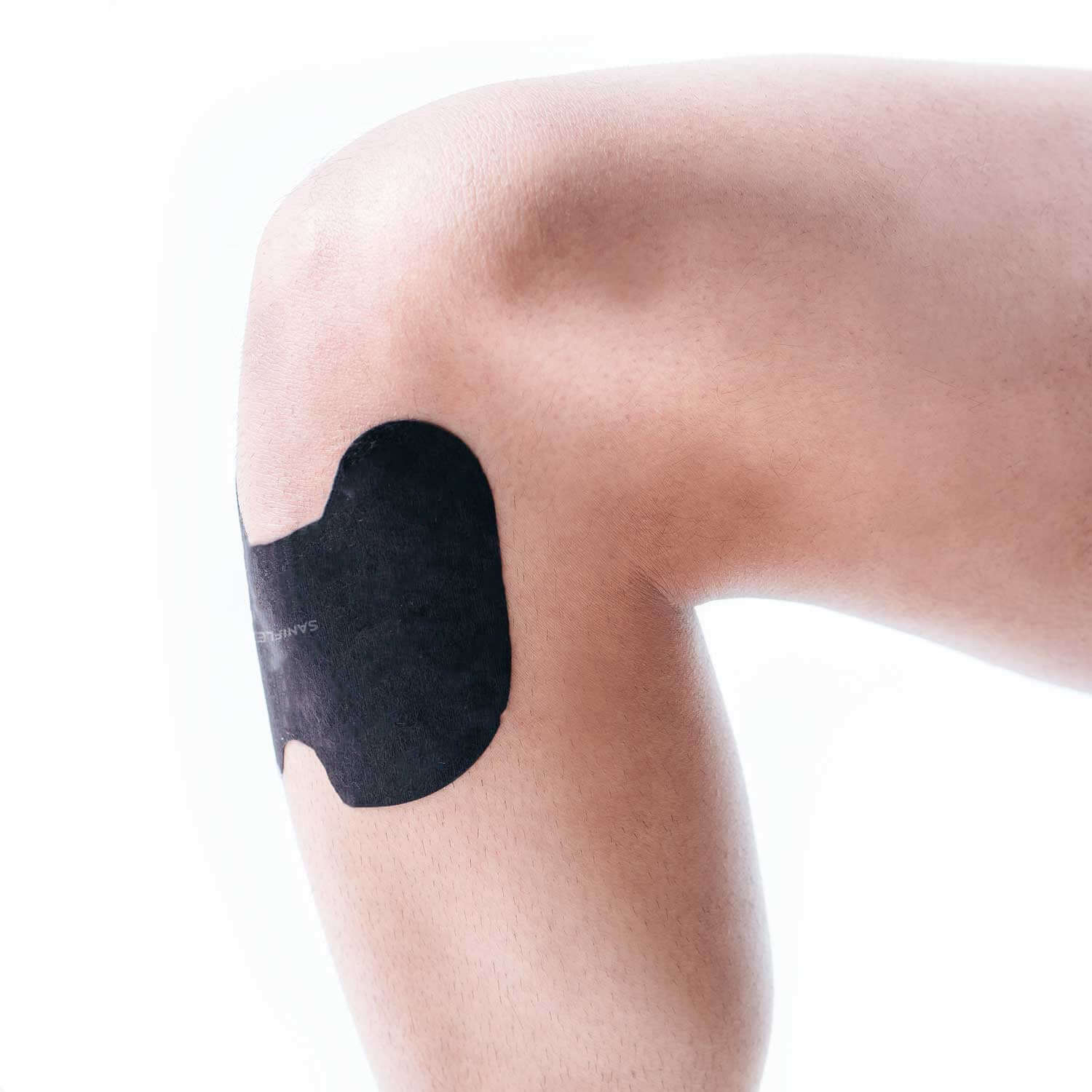 SaniFlex Schmerzpflaster applied on a knee, providing pain relief and support for joint discomfort.