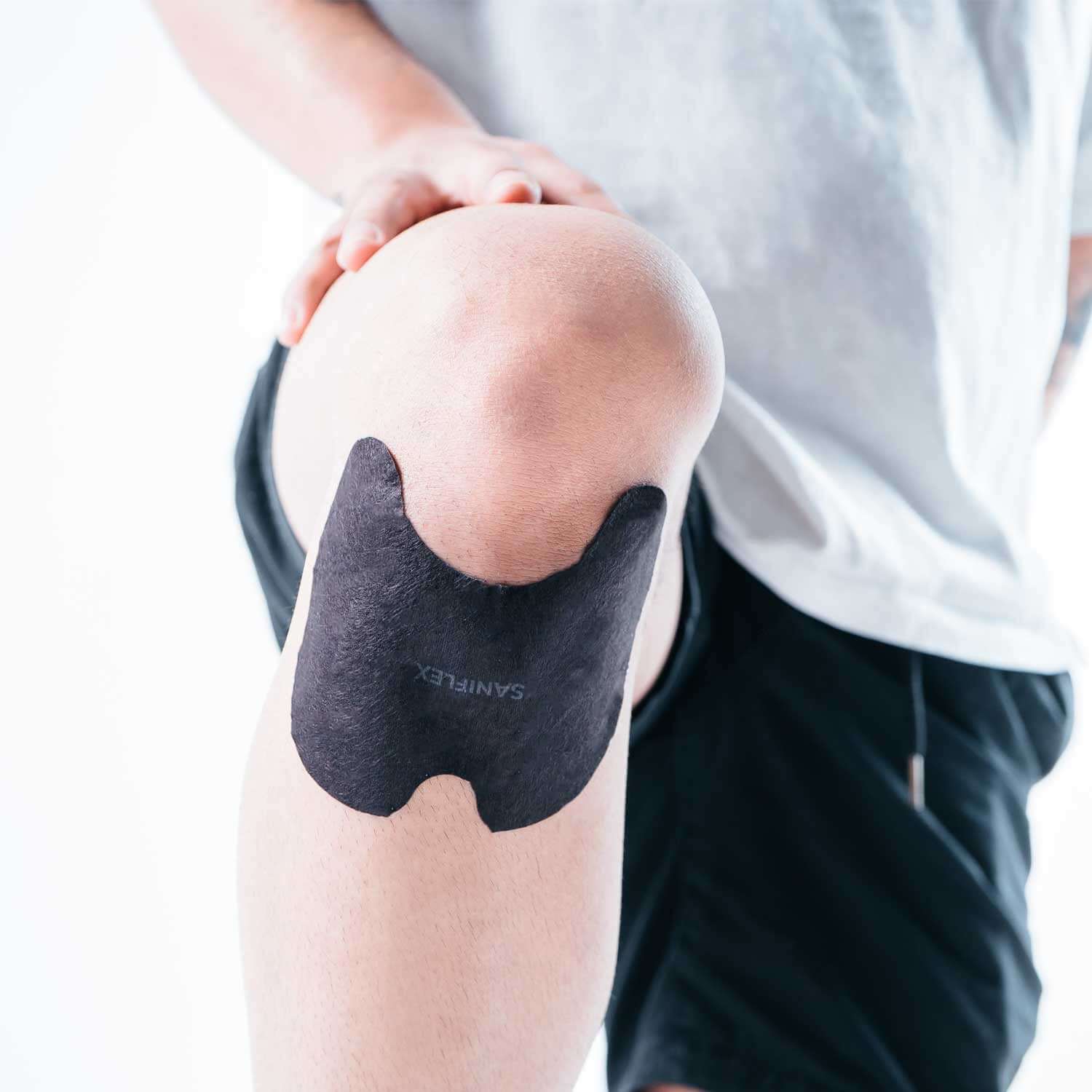 SaniFlex Schmerzpflaster on a knee, providing targeted pain relief for joint discomfort.